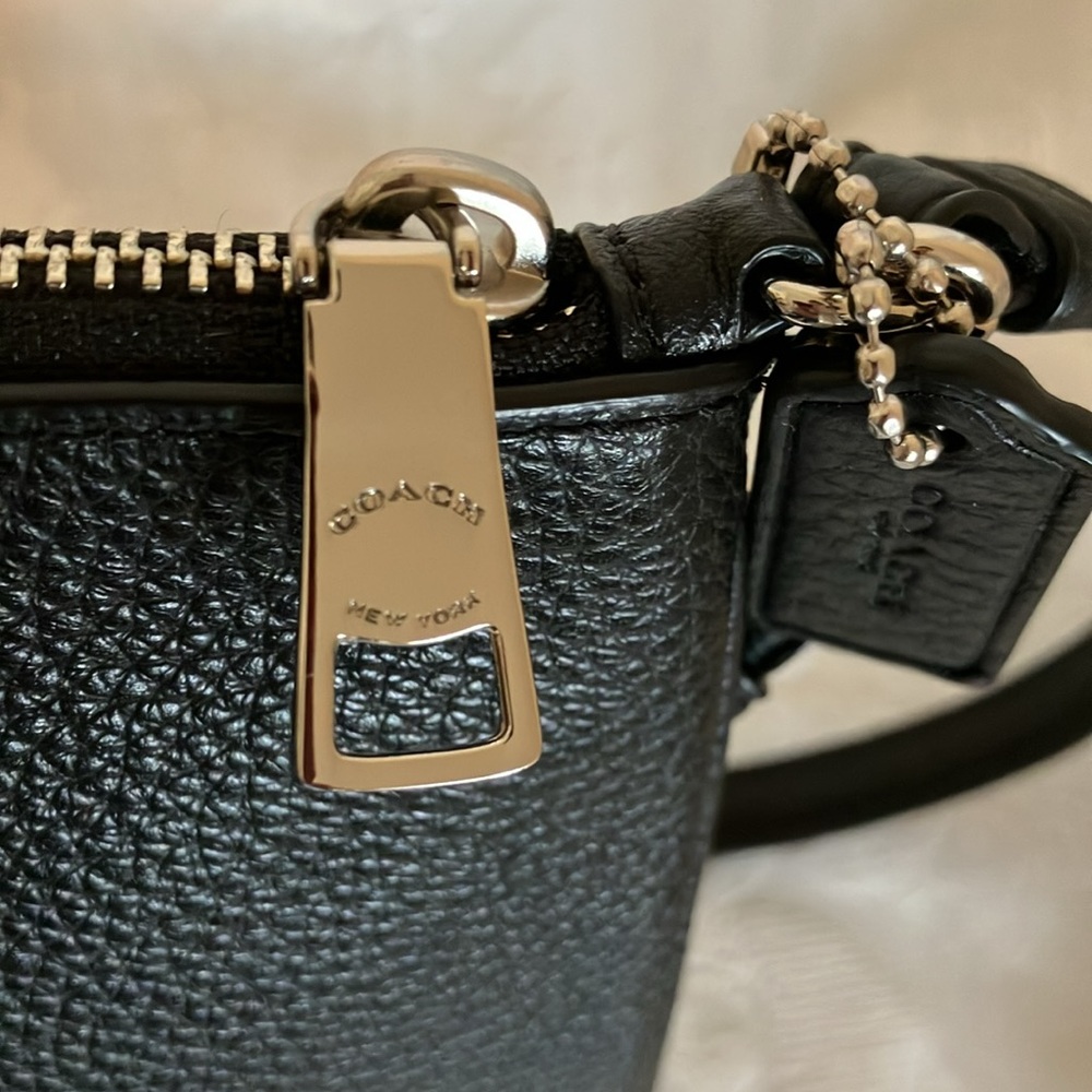 Coach limited Edition Marvel Bubble Pouch Wristlet Like New - Picture 3 of 6